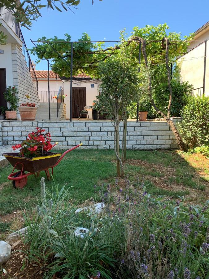 Holiday Home Dorina Pula Exterior photo