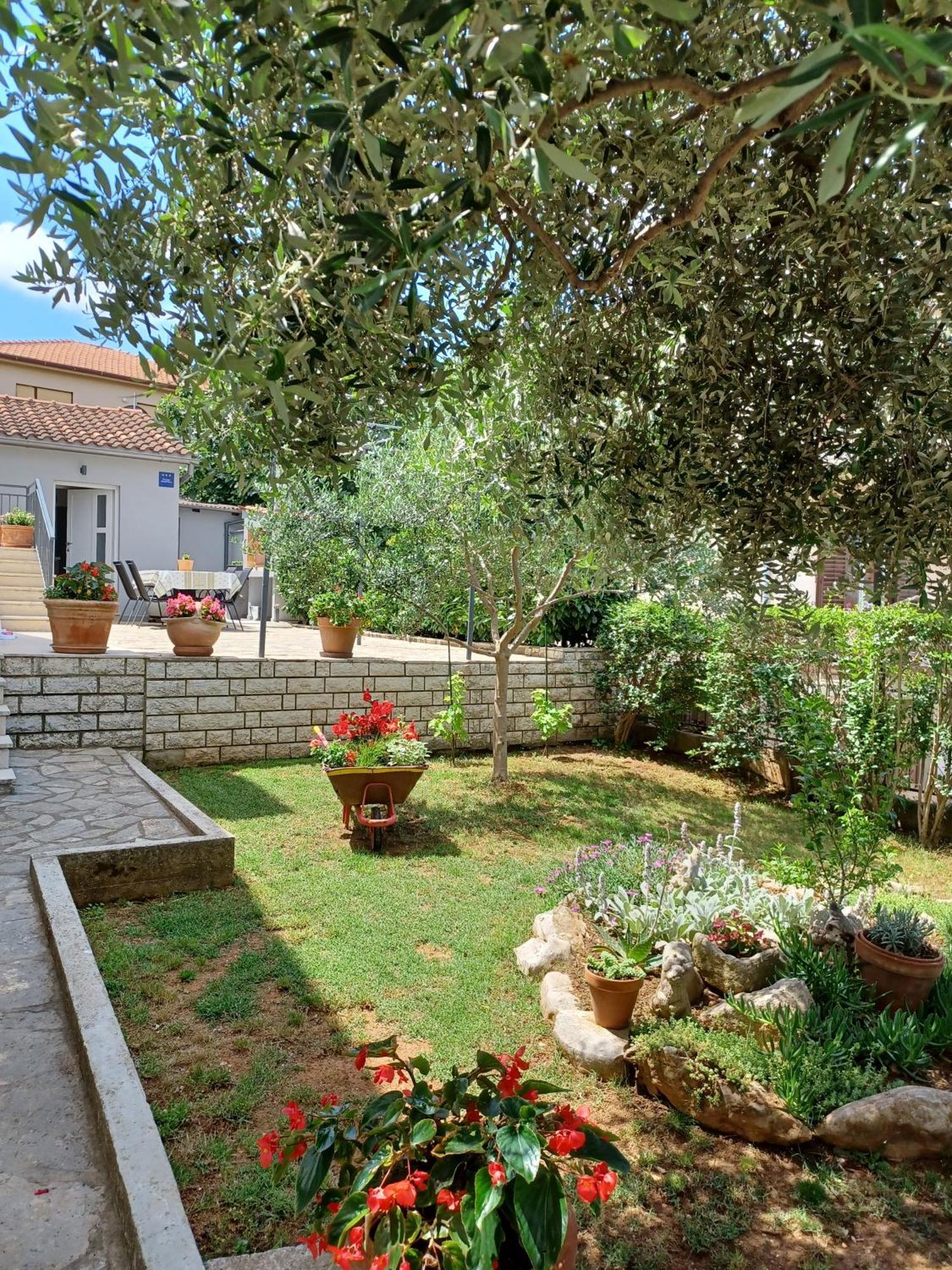 Holiday Home Dorina Pula Exterior photo